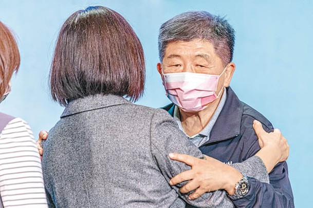 蔡英文（左）安慰敗選台北的陳時中（右）。（Getty Images圖片）