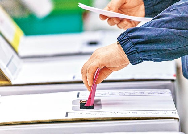新北市一名選民在票站投票。（Getty Images圖片）