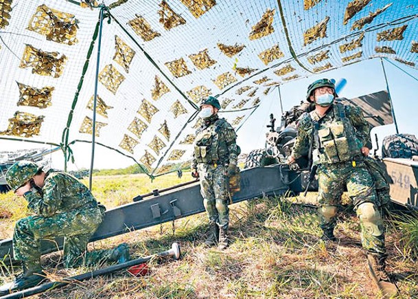 台灣陸軍炮兵在戶外接受訓練。