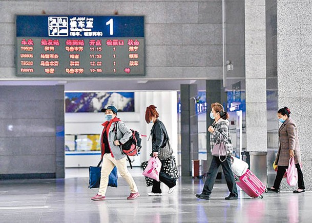 烏魯木齊南站恢復辦理旅客業務。（中新社圖片）