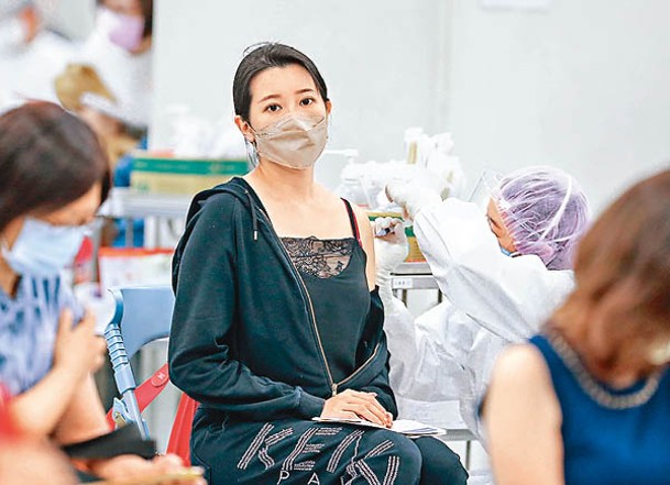 台灣民眾接種雙價疫苗。（中時電子報圖片）