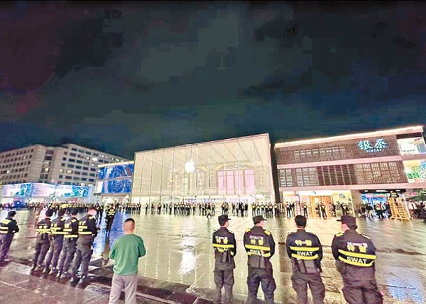 杭州市湖濱銀泰in77有大批警員戒備。