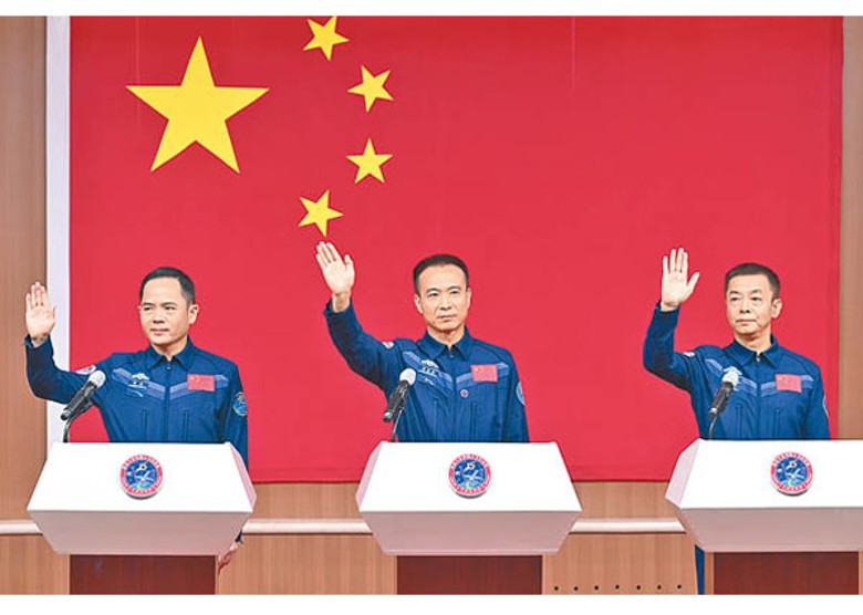 費俊龍（中）、鄧清明（右）、張陸（左）回答記者提問。