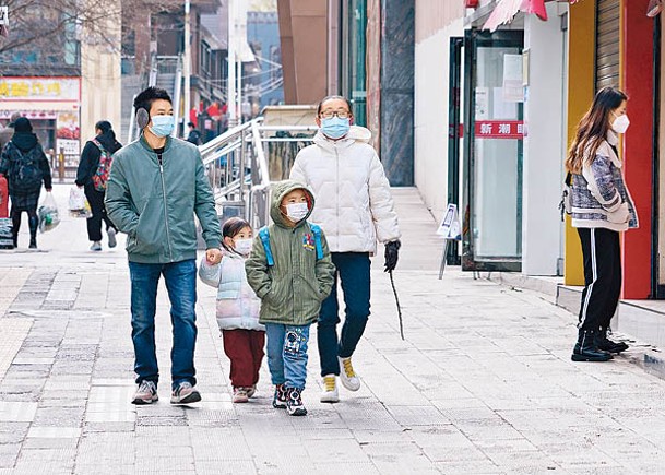 青海省西寧市居民穿上冬裝出行。（中新社圖片）