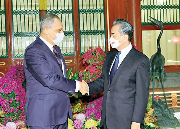 王毅（右）會見俄駐華大使莫爾古洛夫（左）。