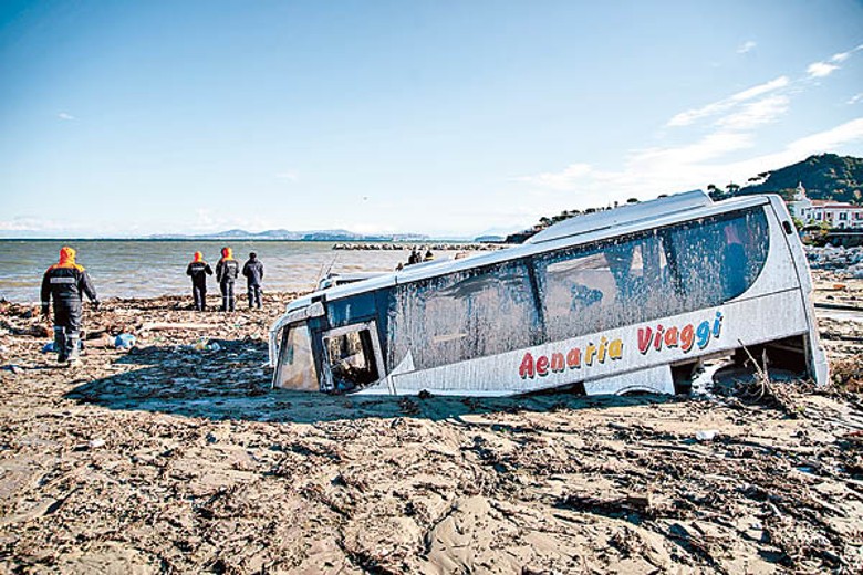有巴士陷進泥石流中。（Getty Images圖片）