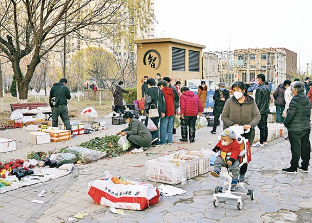 北京﹕北京市政府表示，當前疫情仍處於較快發展期。