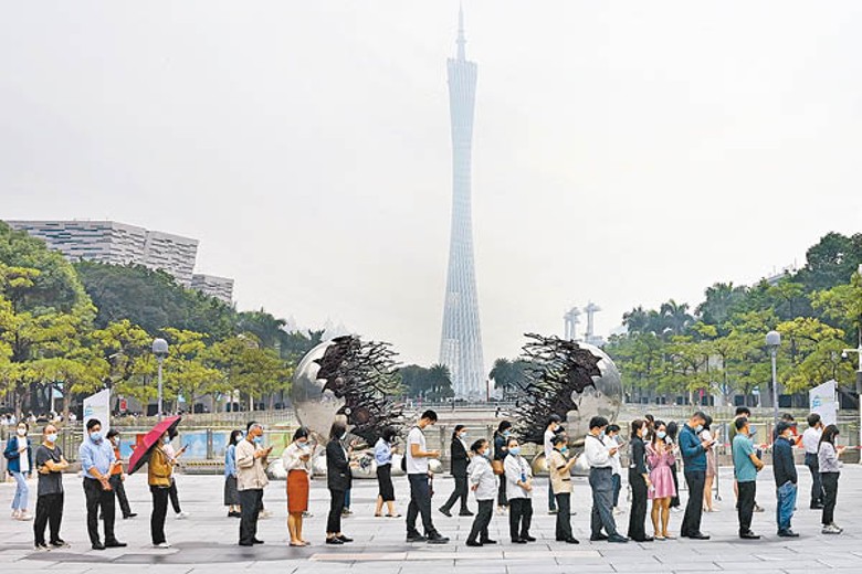 大批廣州市民排隊檢測。