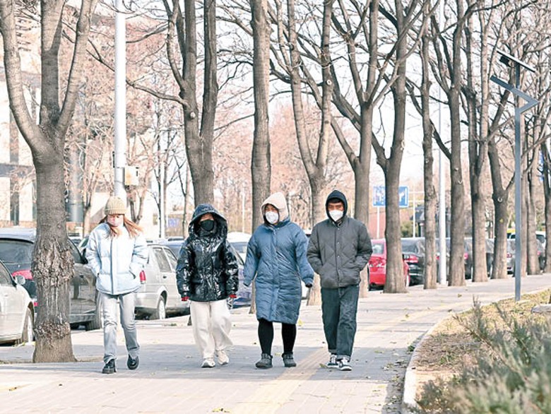 北京：市民穿羽絨抵擋寒潮。