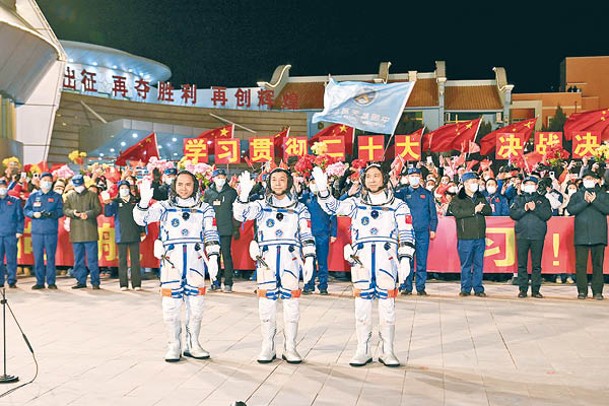 左起張陸、鄧清明和費俊龍出席出征儀式。（中新社）