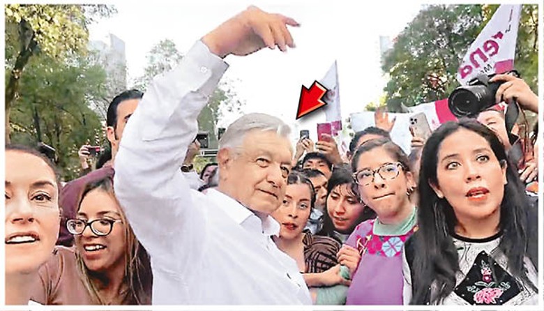 奧夫拉多爾（箭嘴示）在首都墨西哥城率領親政府遊行。