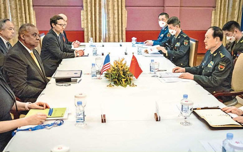 中美軍事角力持續，圖為美國防長奧斯汀（前左）與中國防長魏鳳和（前右）11月22日在柬埔寨會談。