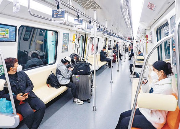 鄭州地鐵逐步恢復班次。（中新社圖片）