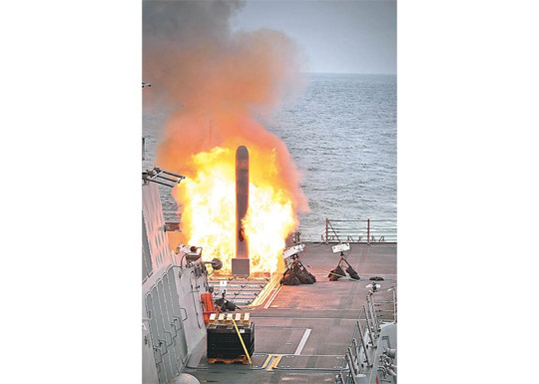 戰斧巡航導彈從美國神盾驅逐艦斯特雷號發射。
