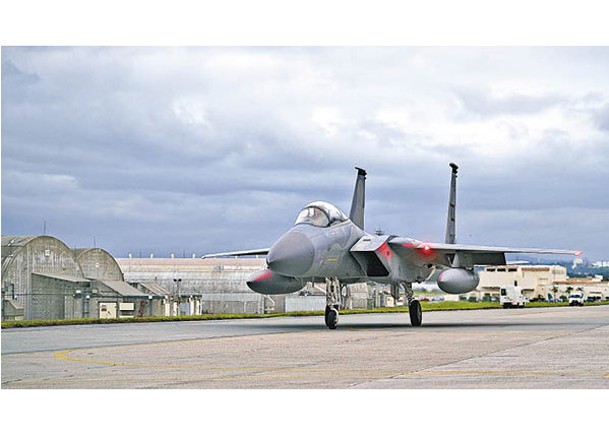 美國F15C戰機準備從嘉手納基地出發。