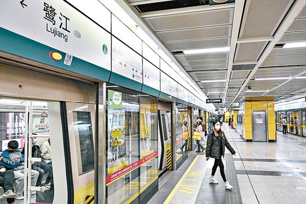 廣州海珠區地鐵人流上升。