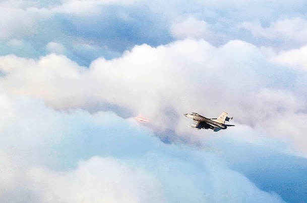 美軍F16戰機在南韓實彈射擊演習。