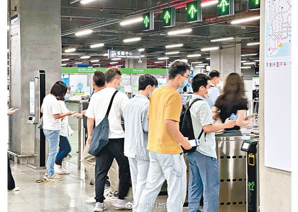 民眾乘坐深圳地鐵出行。