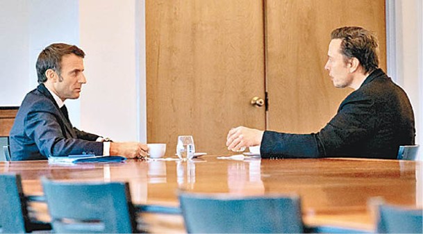 馬克龍（左）訪問美國期間，與馬斯克（右）會晤討論Twitter。