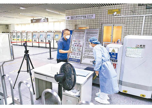上海地鐵不再查驗乘客核酸檢測結果。（中新社圖片）