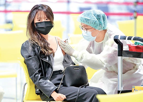 台灣疫情未止，市民接種新冠疫苗。