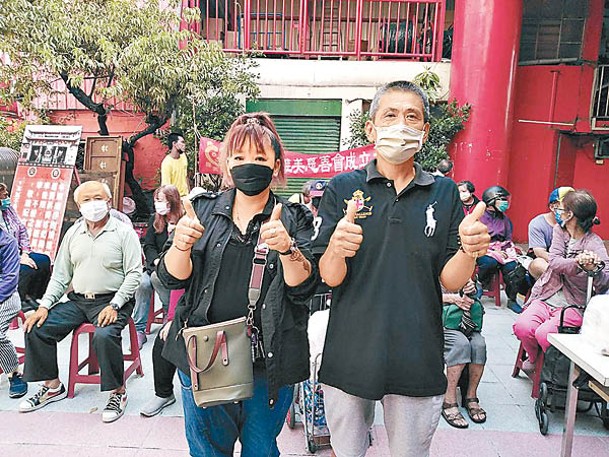 陳女（前左）涉嫌假借幫助他人圖利。