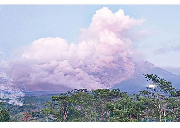 塞梅魯火山噴出火山灰及煙霧。