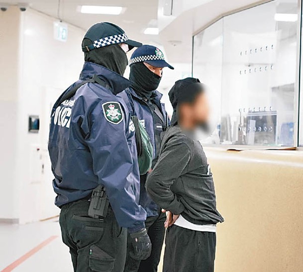 普拉卡什（右）由澳洲聯邦警察押往墨爾本。