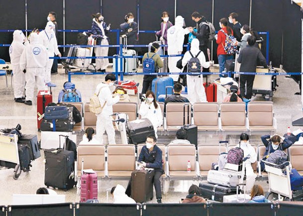 上海浦東機場工作人員核查入境人員的訊息。（中新社圖片）