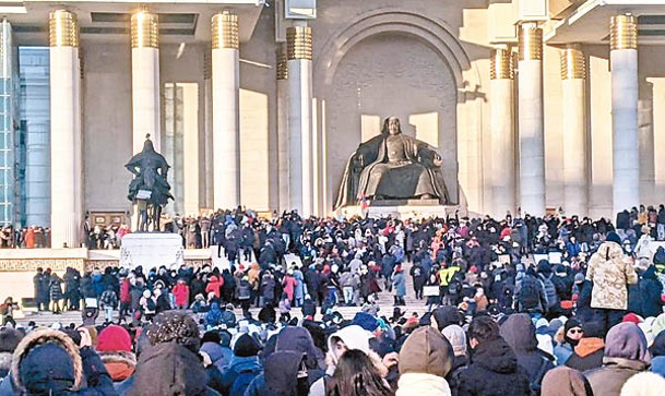 示威者冒寒在國家宮外聚集。