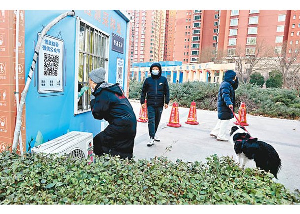北京市豐台區市民接受核酸檢測。
