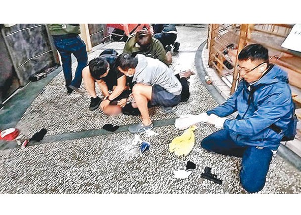 高雄警員合力把通緝犯按在地上。