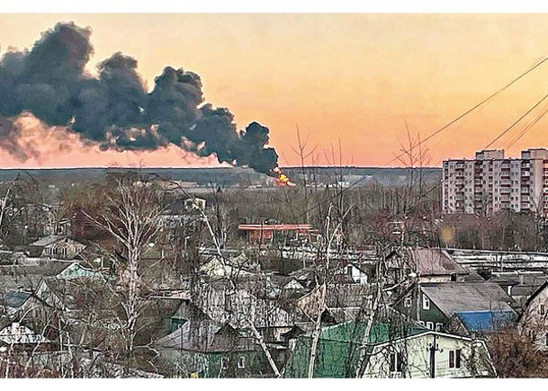 庫爾斯克東方港機場起火。