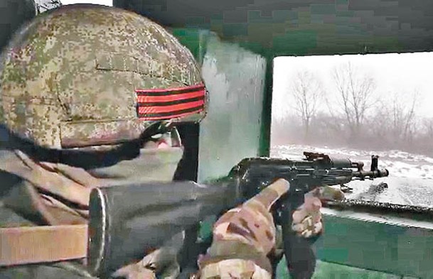 俄軍裝甲列車士兵持槍觀察四周環境。