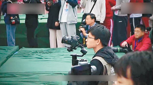 徐瀚彬參加校內的攝影活動。