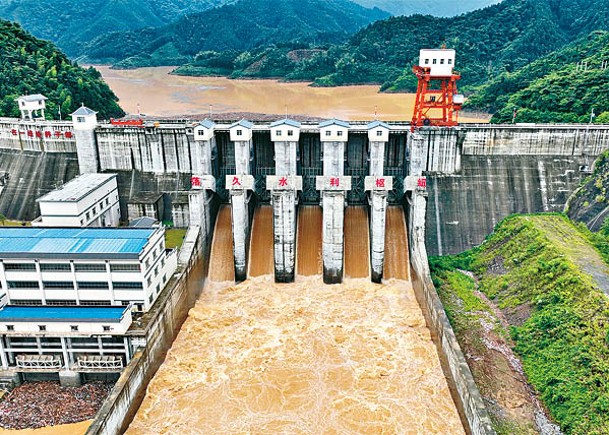 廣西柳州一座水庫正開閘洩洪。