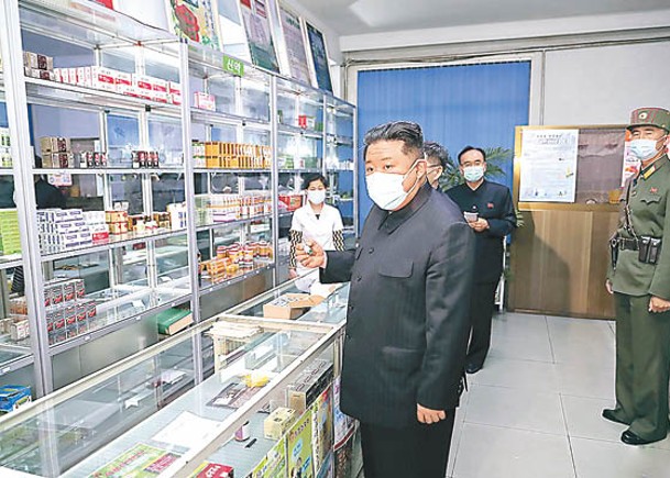 北韓領袖金正恩巡視平壤市藥房。