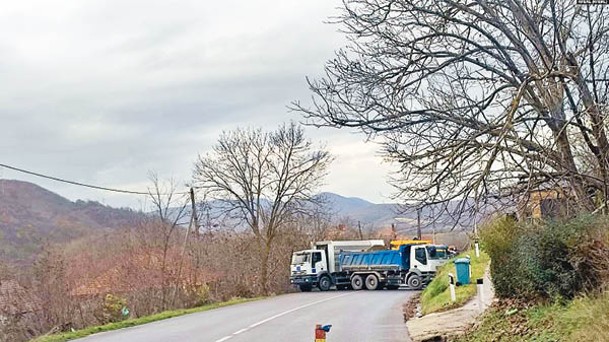 塞族以貨車阻塞道路。