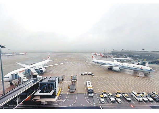 內地航班逐漸增加。圖為上海虹橋機場。（中新社圖片）