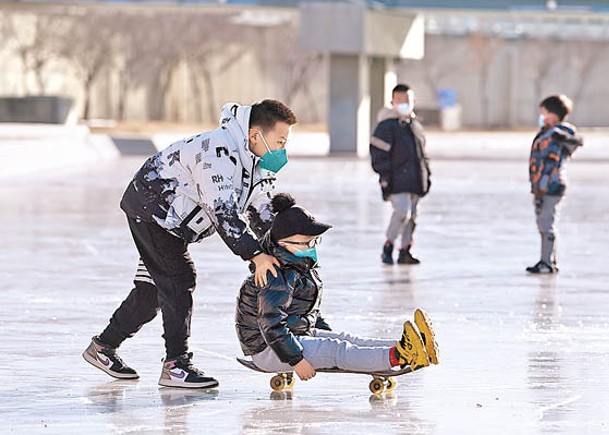 內蒙古自治區呼和浩特市有民眾參與冰上運動。（中新社圖片）