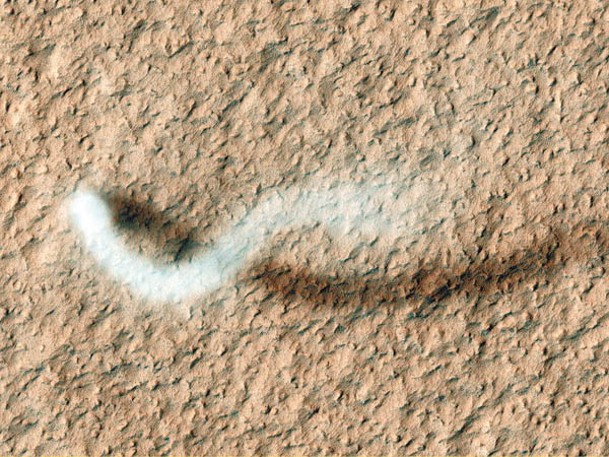 NASA過往拍攝的火星塵捲風照片。