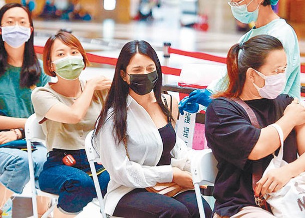 台灣民眾在台北車站施打站接種疫苗。（中時電子報圖片）