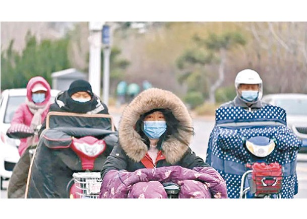 廣東多地氣溫下降，民眾出動大衣保暖。