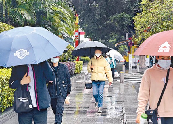 廣州居民需同時面對冷空氣及雨天。（中新社圖片）