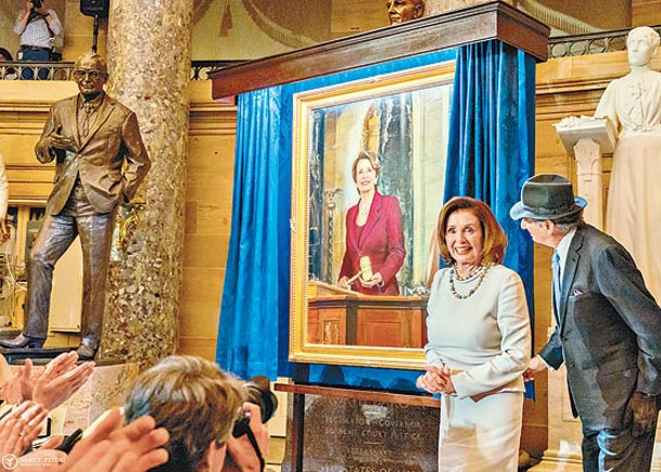佩洛西（右二）為紀念肖像揭幕。