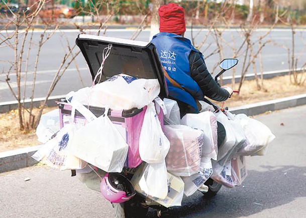北京市一名外賣騎手滿載物資準備配送。（中新社圖片）