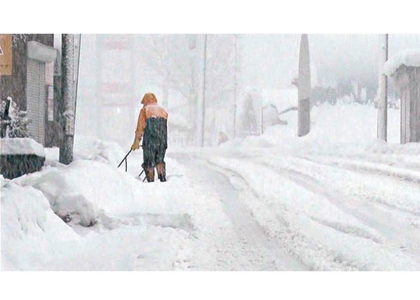 日本新潟下大雪，居民未能清理。