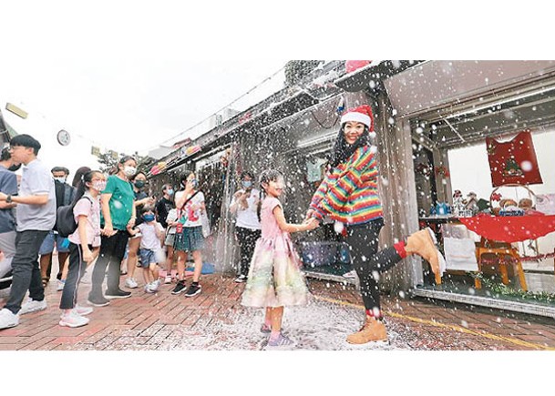 新加坡團體襄善舉  合辦飄雪聖誕市集