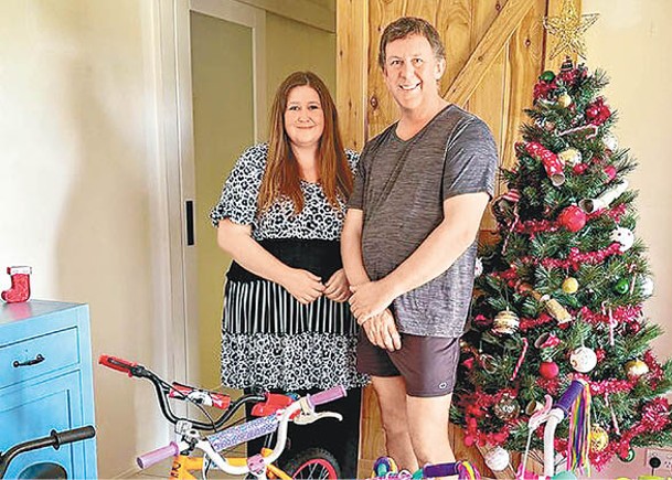 新省夫婦  聖誕行善  翻新單車送貧童