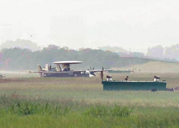 涉事E2K空中預警機損毀嚴重。